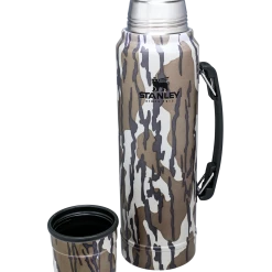 New 😉 Stanley Heritage Classic Bottle | Bottomland | 1.1 QT 🔥 -SWEESE Salles B2B Web PNG Stanley The Heritage Classic Bottle 1 1 QT Bottomland 7215c358 d79a 41fd 924a 66eafb4ad813
