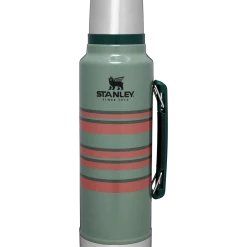 Hot Sale 🤩 Stanley The Vintage Loom Legendary Classic Bottle | 1.5 QT 🧨 -SWEESE Salles B2B Web PNG The Vintage Loom Classic Bottle 1 5QT Heritage Stripe Front